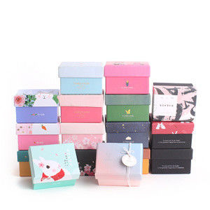เครื่องห่อกล่องกึ่งอัตโนมัติสี่ด้านและสอดกระดาษเข้ากล่องเครื่องด้านล่าง