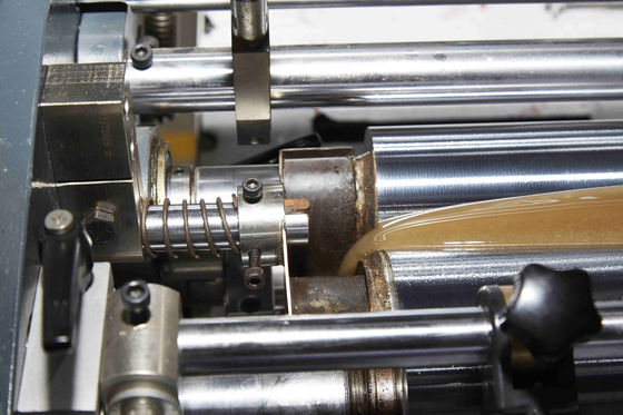 เครื่องบรรจุกล่องกระดาษสำหรับทำกล่องของขวัญและกล่องโทรศัพท์มือถือ