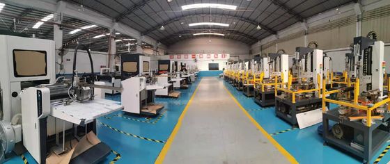 เครื่องขึ้นรูปกล่องกระดาษแข็ง 2.5kw 26 ชิ้น / นาทีสำหรับโทรศัพท์มือถือ